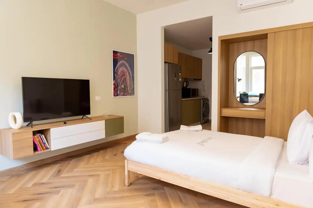Grey L Downtown Ouzonian House Apartment